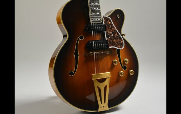 Entre las más destacadas está una Gibson 1952 fabricada para el difunto guitarrista de estudio Tony Mottola. AP /