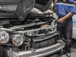 En México, estiman, trabajan alrededor de 84 mil personas en hojalatería y pintura, y muchos de ellos no han recibido capacitación. EL INFORMADOR / ARCHIVO