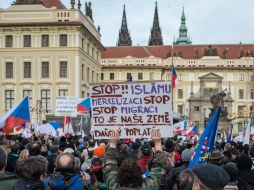 Miles de personas del grupo Pegida protestan contra el islam y la inmigración en varias ciudades europeas. EFE / F. Singer