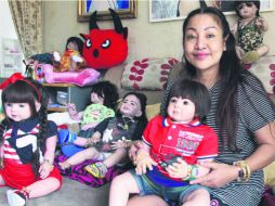 Creadora. Mananya Boonme, mejor conocida como 'Mama Ning', hace estos muñecos mágicos llamados 'look thep'. EFE / Gaspar Ruiz Canela