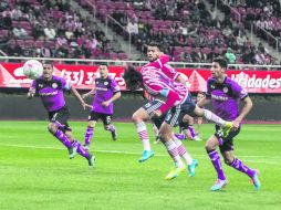 Omar Bravo (#9) suma ya cinco partidos sin marcar. Anoche tuvo varias oportunidades, pero no estuvo fino. EL INFORMADOR / R. Tamayo