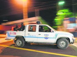 La Policía Nacional Civil patrulla el área alrededor de la casa del ex militar Carlos Mauricio Guzmán Aguilar. AFP /