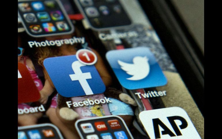 Aseguran que con las modificaciones, Twitter se parecería más a Facebook y ya no sería una red social 'en vivo'. AP / E. Vucci