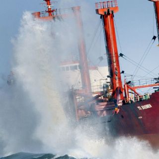 Se hunde barco con 10 mil litros de diesel en Chiapas