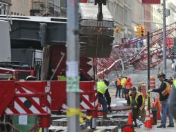 Funcionarios municipales dijeron que pudiera tomar semanas para determinar por qué la grúa se desplomó. AP / M. Altaffer