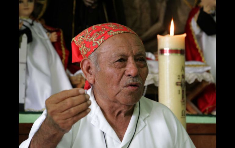 Rósemberg Juárez explica que el bastón de mando que se le entregará al Vicario de Cristo no es el que todo mundo conoce. NTX / R. de Jesús