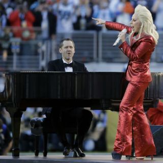 Lady Gaga interpreta el himno en el Super Bowl 50