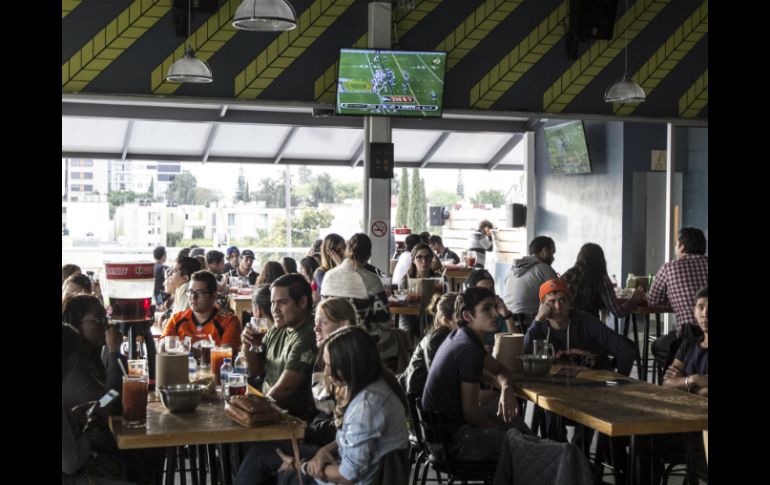 Algunos bares de la ciudad lucieron abarrotados por fanáticos del deporte de las tacleadas. EL INFORMADOR / R. Tamayo