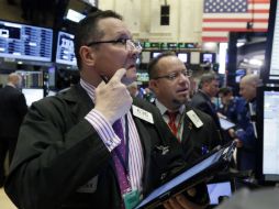 El índice Dow Jones, que congrega a las 30 compañías más importantes de EU, reporta un retroceso de 241.00 puntos. AP / R. Drew
