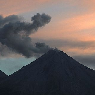 Cierran aeropuerto de Colima por caída de ceniza