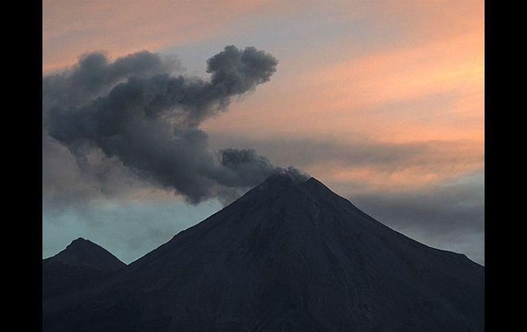 ASA no estimó el tiempo que tardará en reabrir la terminal aérea, debido a erupciones del Volcán El Colima. TWITTER / @webcamsdemexico