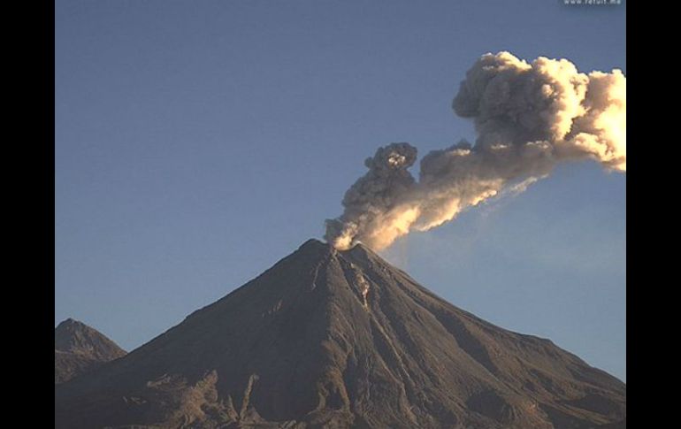 La terminal aérea se habría cerrado debido a la caída de cenizas por actividad del volcán El Colima. TWITTER / @Volcan_Colima