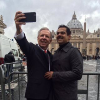 López Dóriga y Alatorre causan polémica por foto en El Vaticano