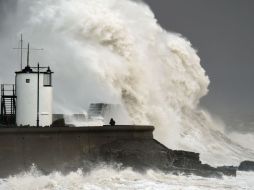 Las ciudades costeras fueron golpeadas por los vientos huracanados y las mareas altas. AP / J. Giddens