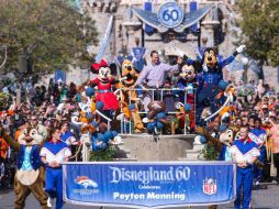 El mariscal de campo fue honrado con un desfile en la calle Main de Disneylandia. TWITTER / @Disneyland