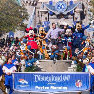Peyton Manning celebra victoria en Disneylandia