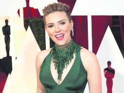 Scarlett Johansson sorprendió con fastuoso collar verde esmeralda a juego con su vestido. EFE /