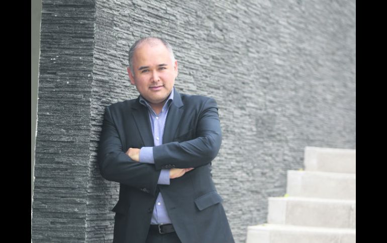 Javier Camarena celebra ser el primero en tocar el escenario del Teatro José Pablo Moncayo. EL INFORMADOR / A. Hinojosa