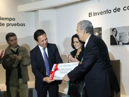 Pablo Lemus y Arturo González con la placa de avenida central Ingeniero González Camarena. EL INFORMADOR / A. Hinojosa