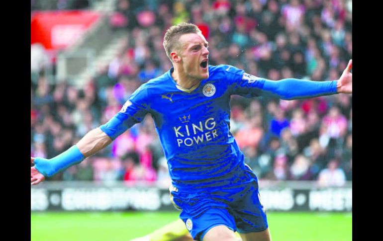 Vardy, que marcó uno de los goles del Leicester en el triunfo 3-1 ante el Manchester City, sigue al frente con 18 tantos. AP /