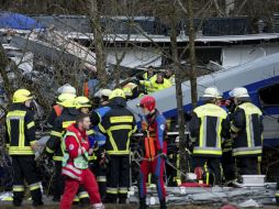 Equipos de rescate acuden a los alrededores del área donde sucedió el accidente. AP / P. Winterer