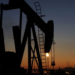 La AIE advierte de que la caída del precio del petróleo no ha tocado fondo