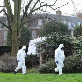 Hombre muere frente al palacio de Kensington en Londres