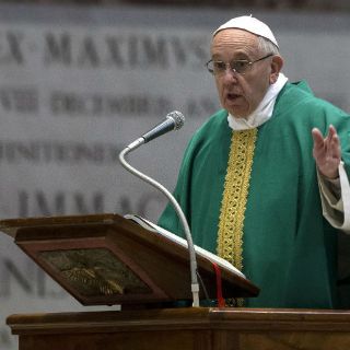 El Papa invita a padres de los 43 a misa; no se reunirá con ellos