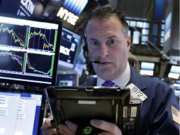 Durante los primeros minutos, el índice  Dow Jones, el más importante en Wall Street, bajaba 64.10 puntos. AP / R. Drew