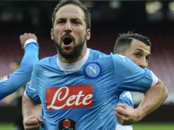 Los tantos de Gonzalo Higuaín tienen al Nápoles en lo más alto. AP / S. Laporta