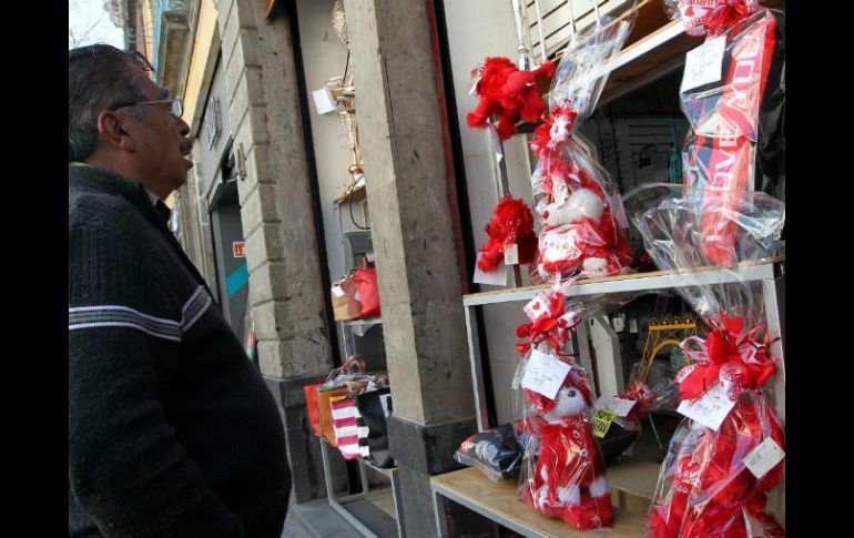 Porcentaje entre hombres y mujeres que darán regalos para celebrar es muy parecido. NTX / ARCHIVO