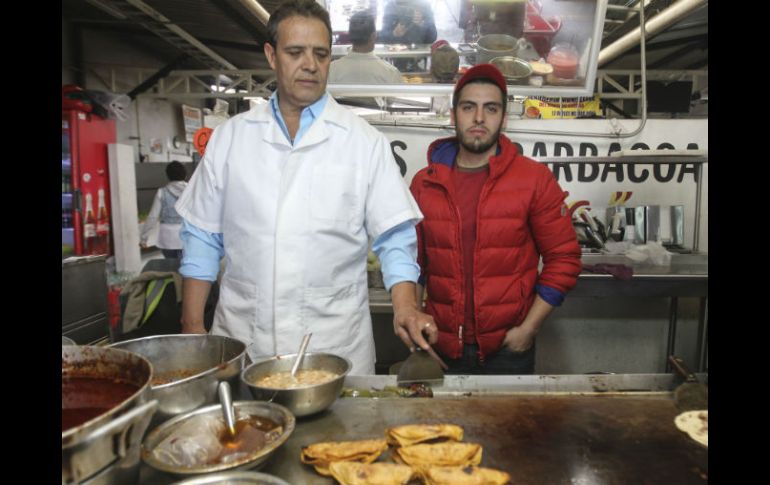 Ignacio y Uciel Ávalos, damnificados por el incendio de mayo de 2014, esperan las adecuaciones finales a sus nuevos locales. EL INFORMADOR / F. Atilano