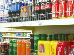 Los mexicanos dejan de consumir una 'cucharadita' diaria de refresco por el impuesto. BLOOMBERG  /