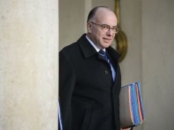 El ministro francés de Interior, Bernard Cazeneuve, abandona el el palacio del Elíseo tras una reunión del Consejo de Ministros. EFE / C. Petit