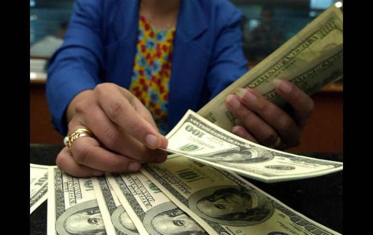 El dólar puede comprarse a 18.10 pesos en centros cambiarios del aeropuerto de la Ciudad de México. AFP / ARCHIVO