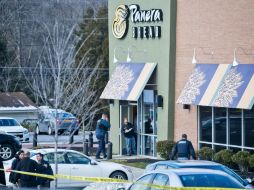 La policía acordonó las entradas al restaurante y al bar, pero los demás negocios estaban abiertos y con libre acceso. EFE / S. Serio