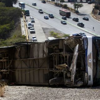 Autobús de equipo argentino vuelca; hay dos heridos