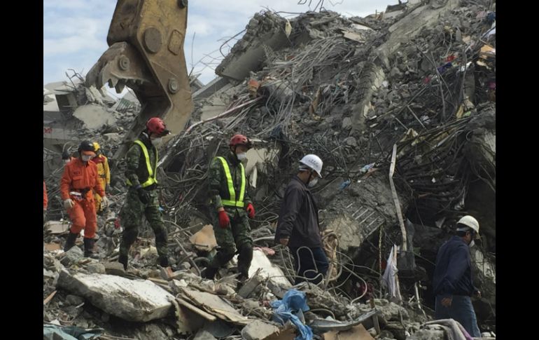 Familiares de los atrapados en el derrumbado edificio Dragón Dorado siguen con esperanzas de que se rescate a sus seres queridos. AP / J. Lai
