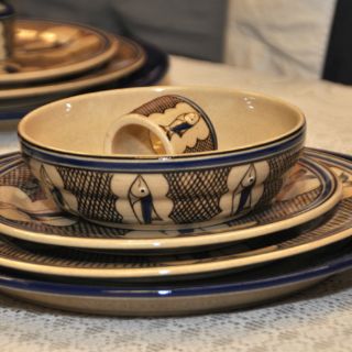 Artesanos entregan vajilla que se usará en banquete papal