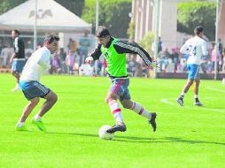 Los rojiblancos, durante sus prácticas en las instalaciones que hace años albergaron al primer equipo. ESPECIAL / Chivas