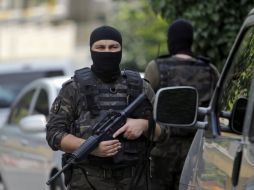La Policía se hizo presente en el sitio para recabar pistas y atrapar a los responsables. AP / ARCHIVO