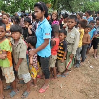 Condenan a exdirector de colegio en Camboya por abuso sexual