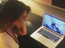 Publica una fotografía donde se le ve observando la imagen de un hombre en una computadora. INSTAGRAM / katedelcastillo