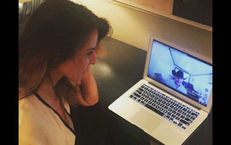 Publica una fotografía donde se le ve observando la imagen de un hombre en una computadora. INSTAGRAM / katedelcastillo