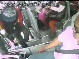 El video muestra el momento en el que chofer fue asaltado y minutos más tarde herido de bala por dos ladrones. FACEBOOK / Anny Venegas