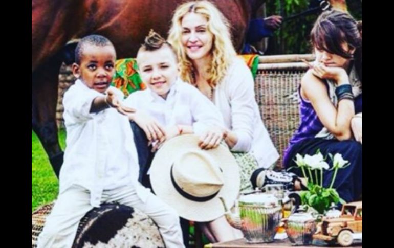 La reina del pop publicó una fotografóa en donde se le ve hace años con sus hijos Rocco, David y Lola. INSTAGRAM / @madonna