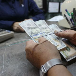 El dólar cierra hasta en 19.60 pesos a la venta en bancos capitalinos