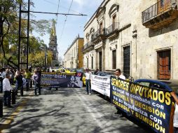 La caravana con alrededor de 30 unidades bloqueó un carril de avenida Hidalgo por más de una hora. EL INFORMADOR / E. Barrera