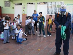 Opositores critican que el gobierno de Maduro no haya desplegado antes campañas masivas de prevención ante el virus. AP / R. Mazalan