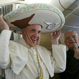 Papa se pone sombrero de Charro y bromea camino a México